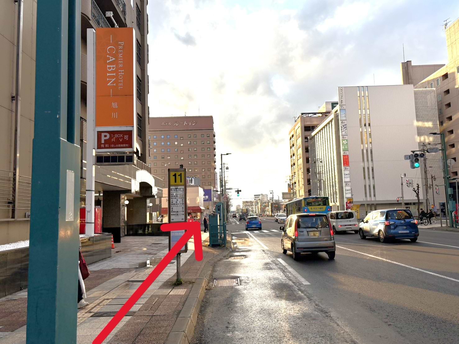 買取大吉の青い看板が見えてきますので、そのまま横断歩道を渡ります