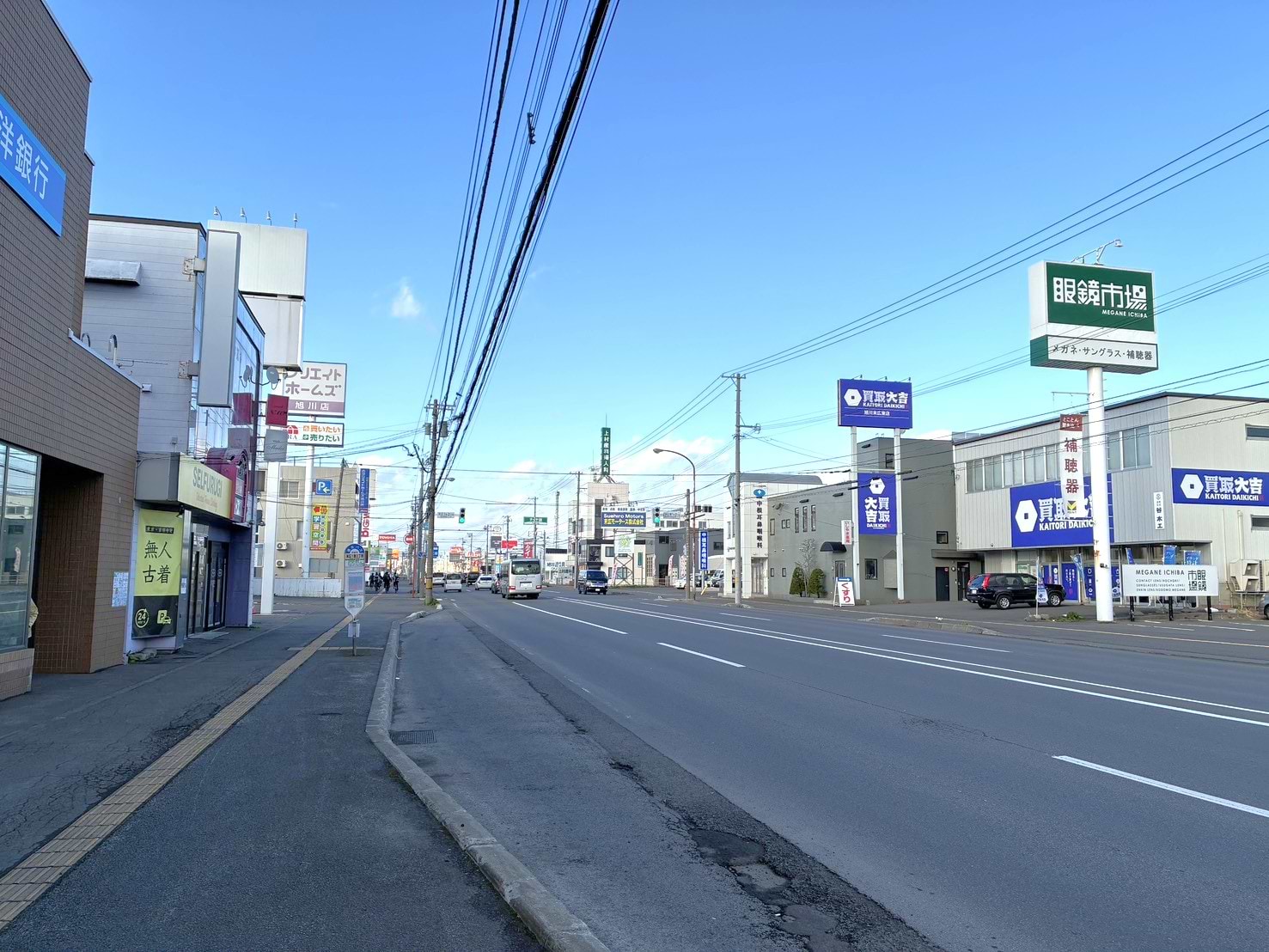 道路挟んで向かい側に当店がございます