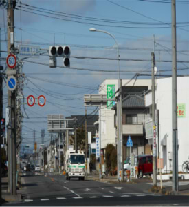 国道19号線「若草通1」の信号交差点を右折します。