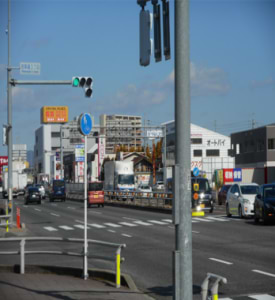 国道19号線「若草通3」の信号交差点を直進します。