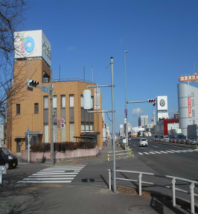 国道19号線「瑞穂通1」の信号交差点を直進します。