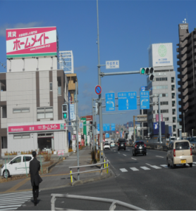 国道19号線「市役所北」の信号交差点を左折します。