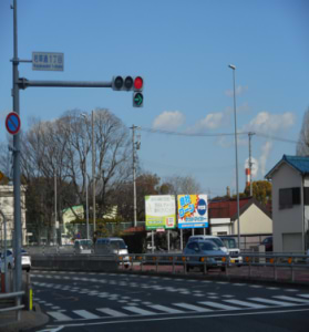 国道19号線「若草通1」の信号交差点を直進します。