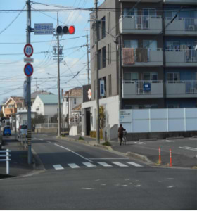 「柏原中学校」の信号交差点を左折し約180m先 左手にあります。