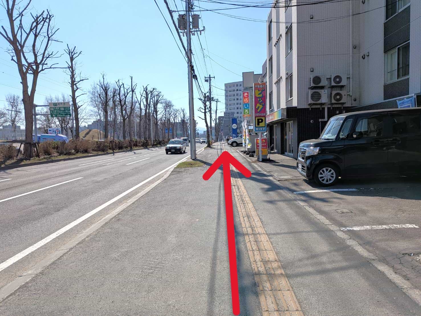 出口を出てすぐ右隣りの歩道に進み、直進します