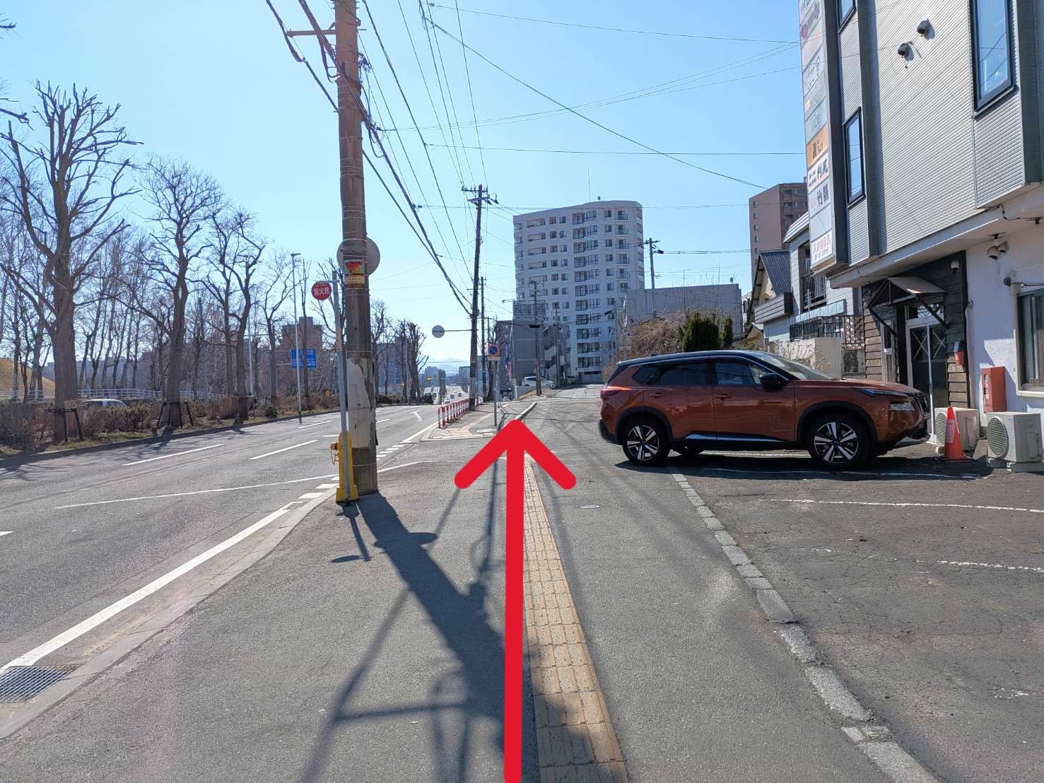 そのまま歩道を直進します