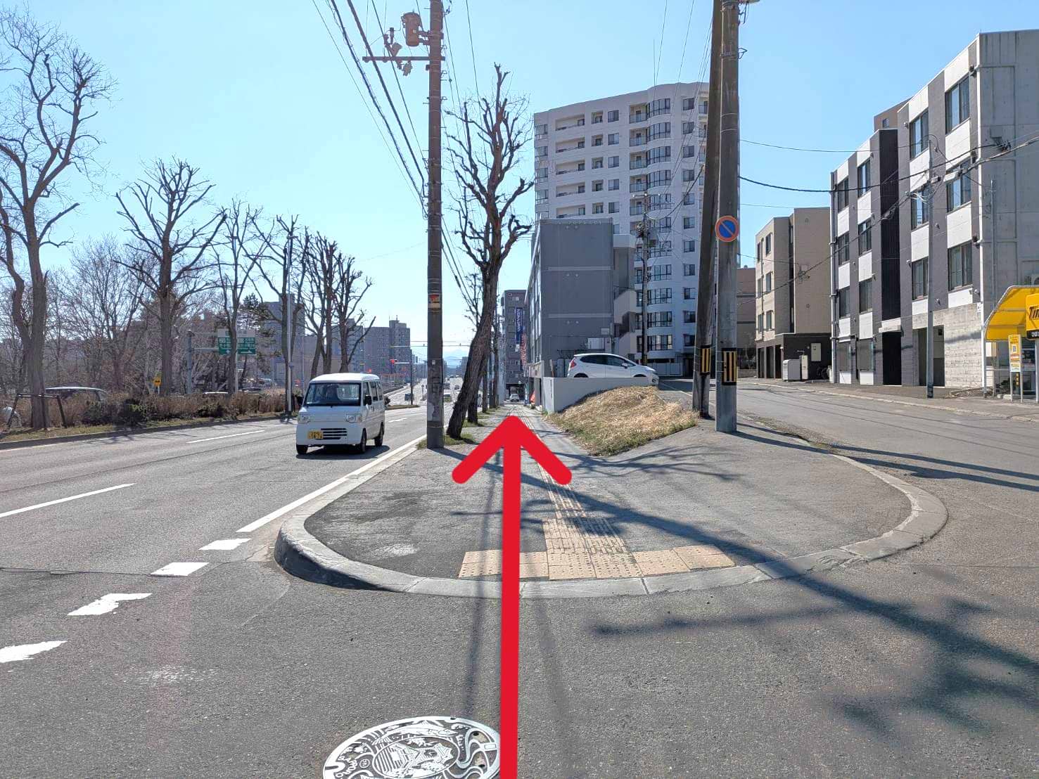 交差点付近まで進むと、右手に当店がございます