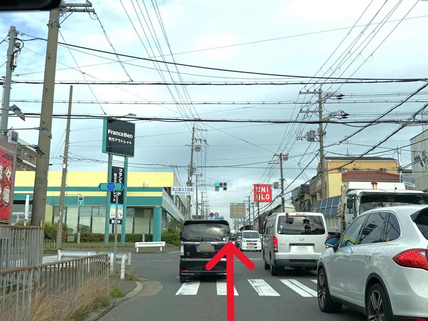 左手にキョーイチ 枚方店さん、右手にENEOS セルフ池之宮東さんが見える池之宮4丁目の交差点を、そのまま少し直進します