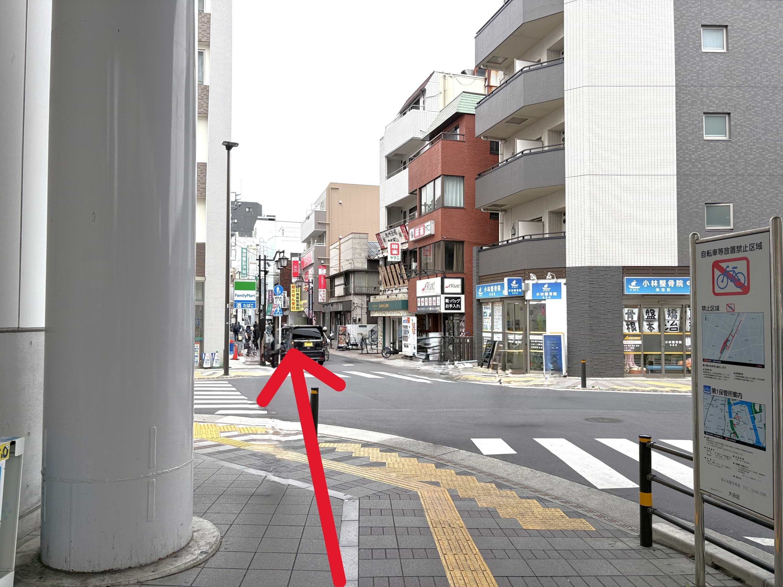 十字路を直進します
