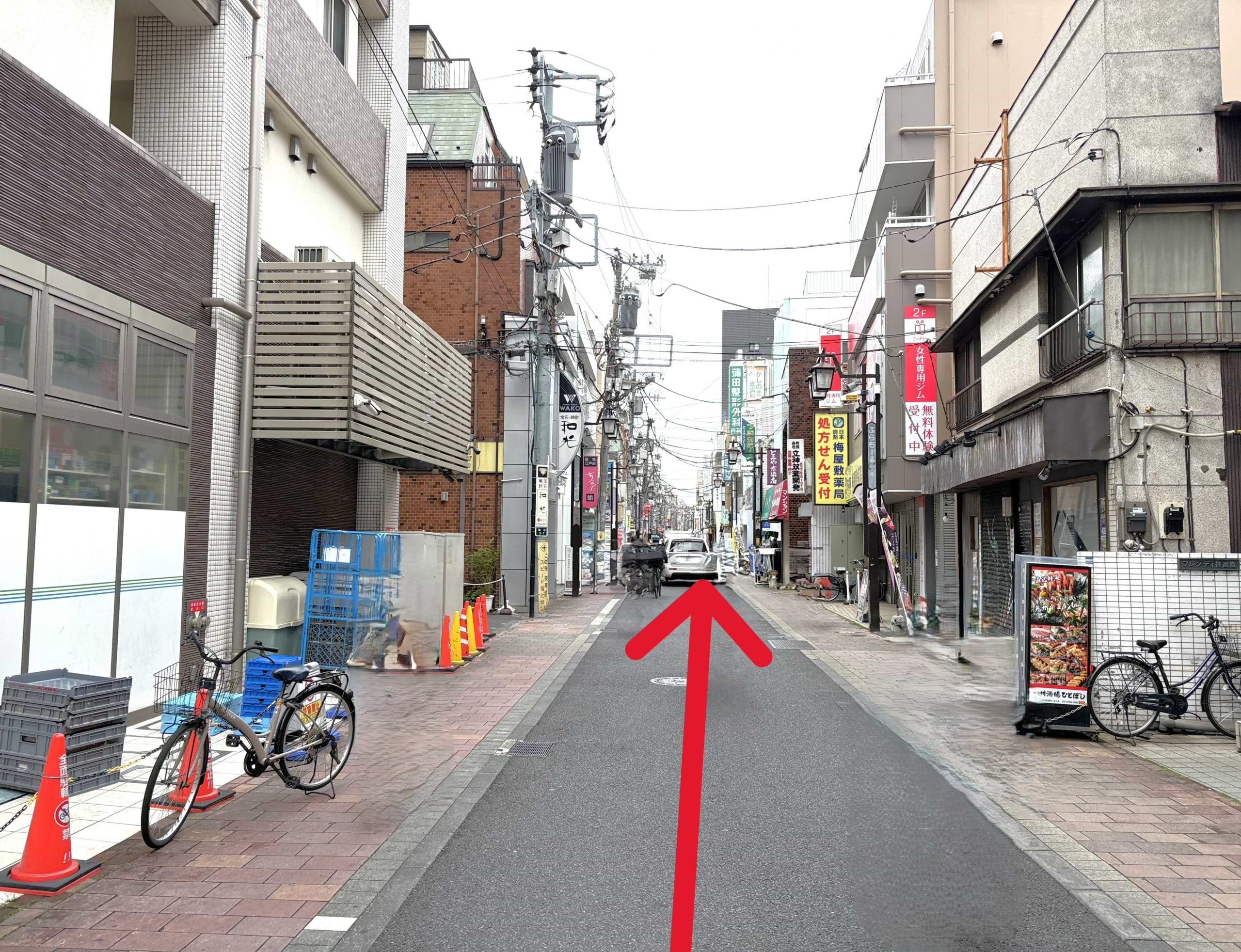 そのまま商店街を80ｍほど直進しますと、右手側に当店がございます