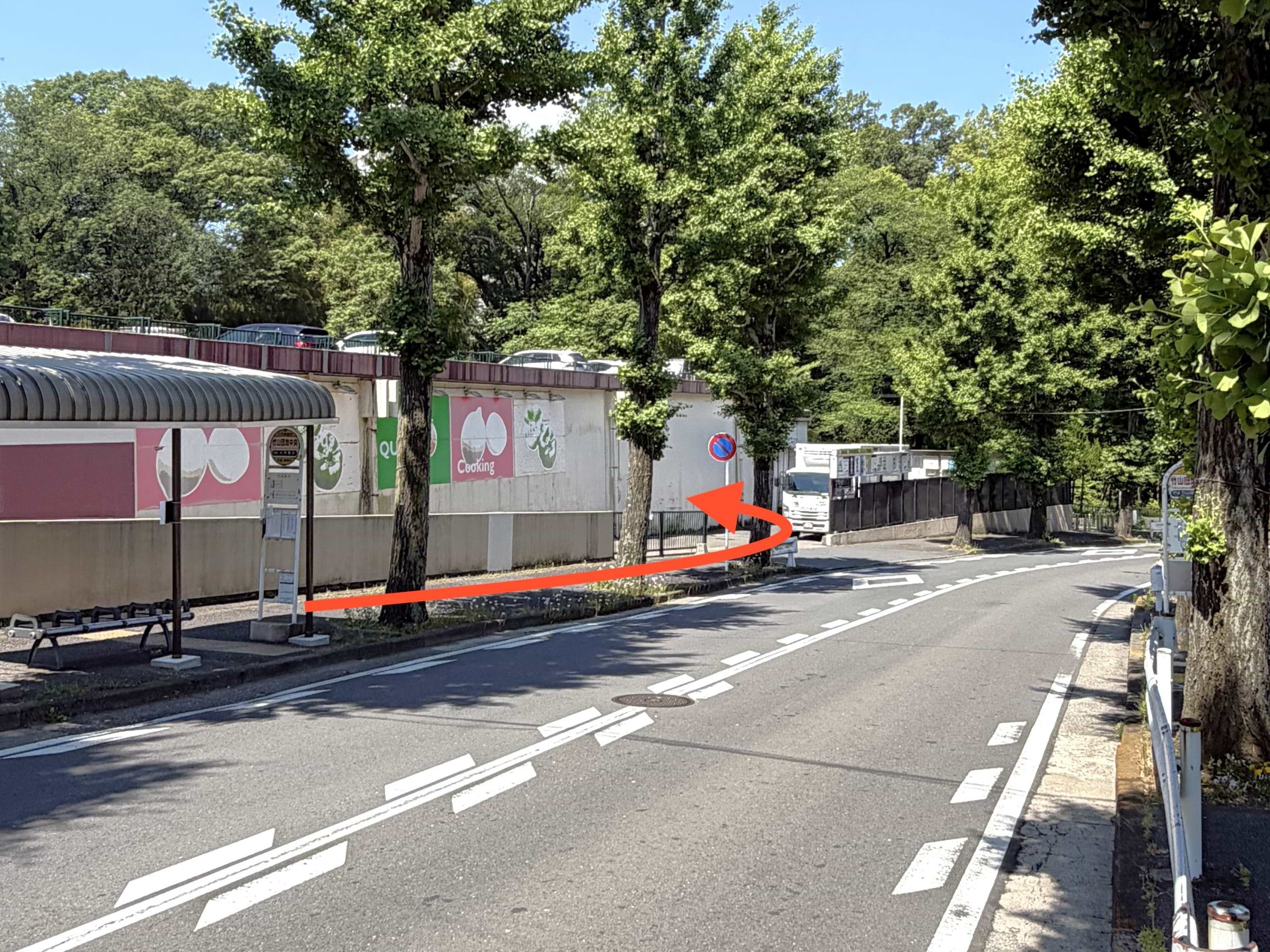 バス停「竹山団地中央」下車後、Aコープ 緑竹山店様搬入口が見えますのでUターンする形で進みます