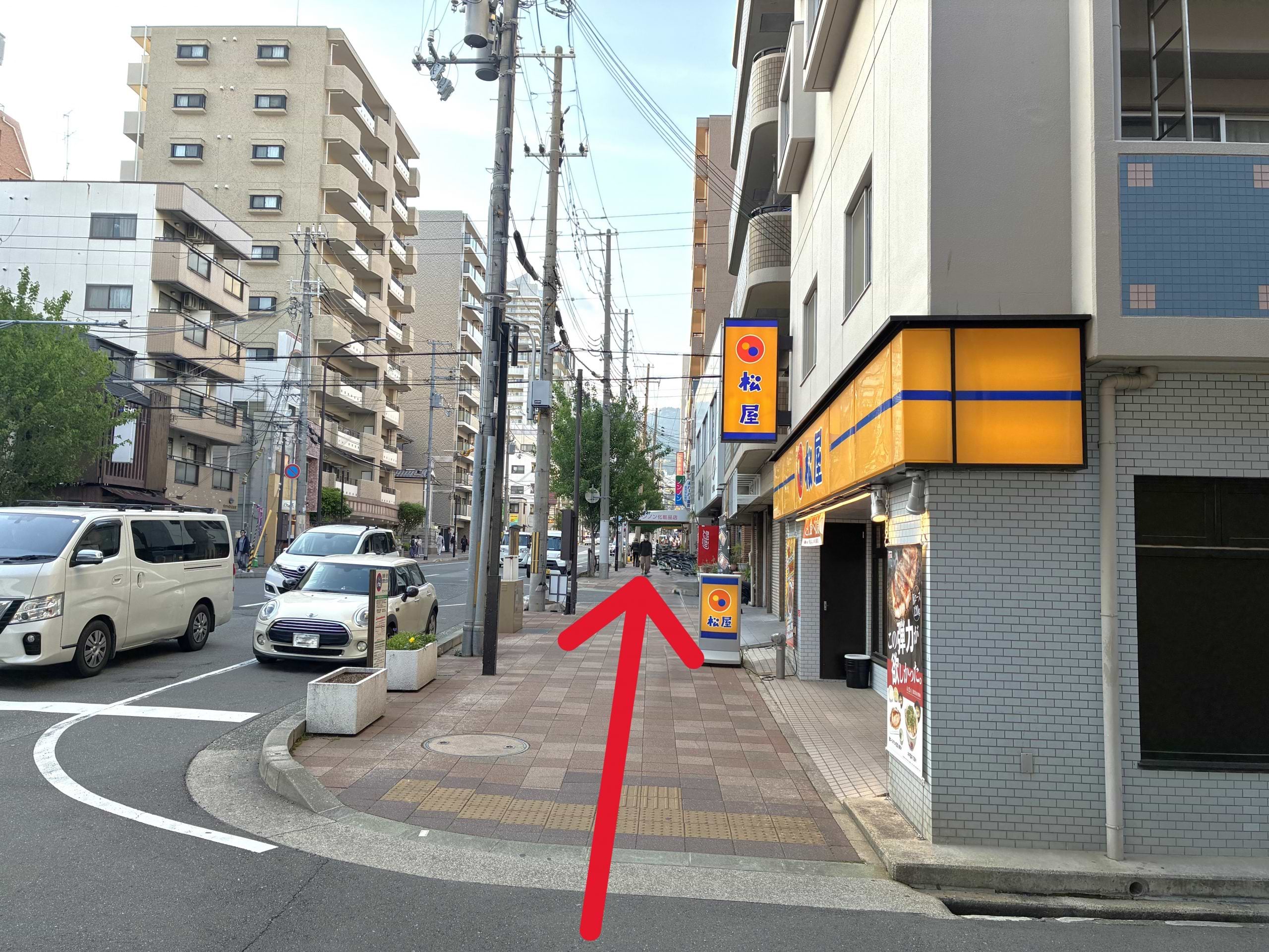 松屋 神戸新在家店さんを目印に、北方向へ進みます