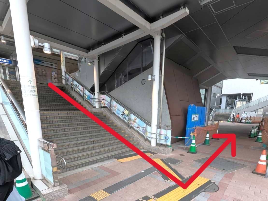 右手の階段を下り、左手に5mほど進みます