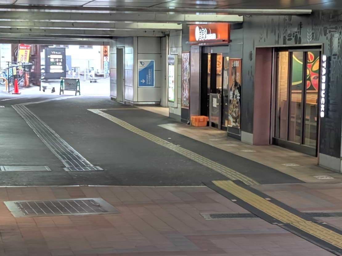 左に曲がり、30mほど直進します