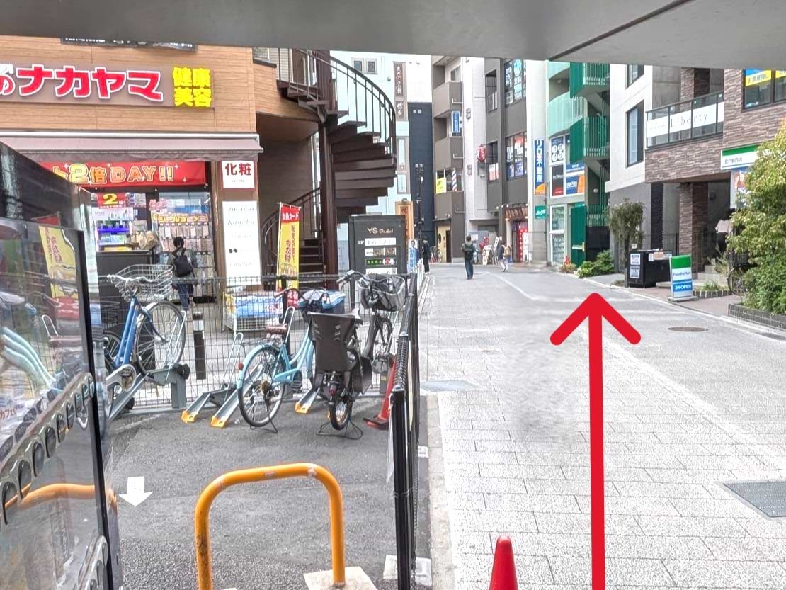 右手のファミリーマート 登戸駅西店の隣（奥側）が当店でございます