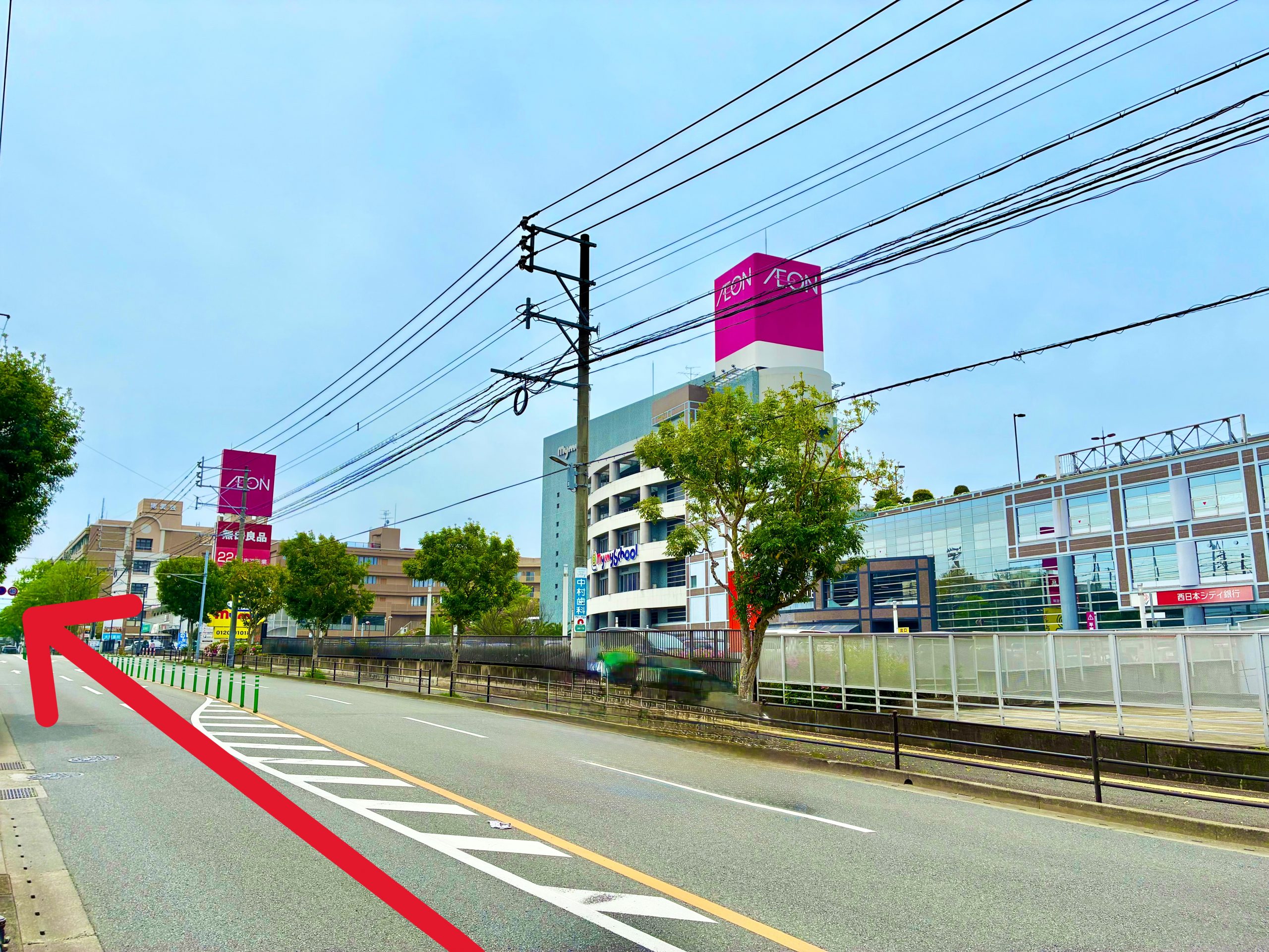 【六本松方面よりお越しのお客様】<br>筑肥新道・油山観光道路交差点より約450ｍ直進します