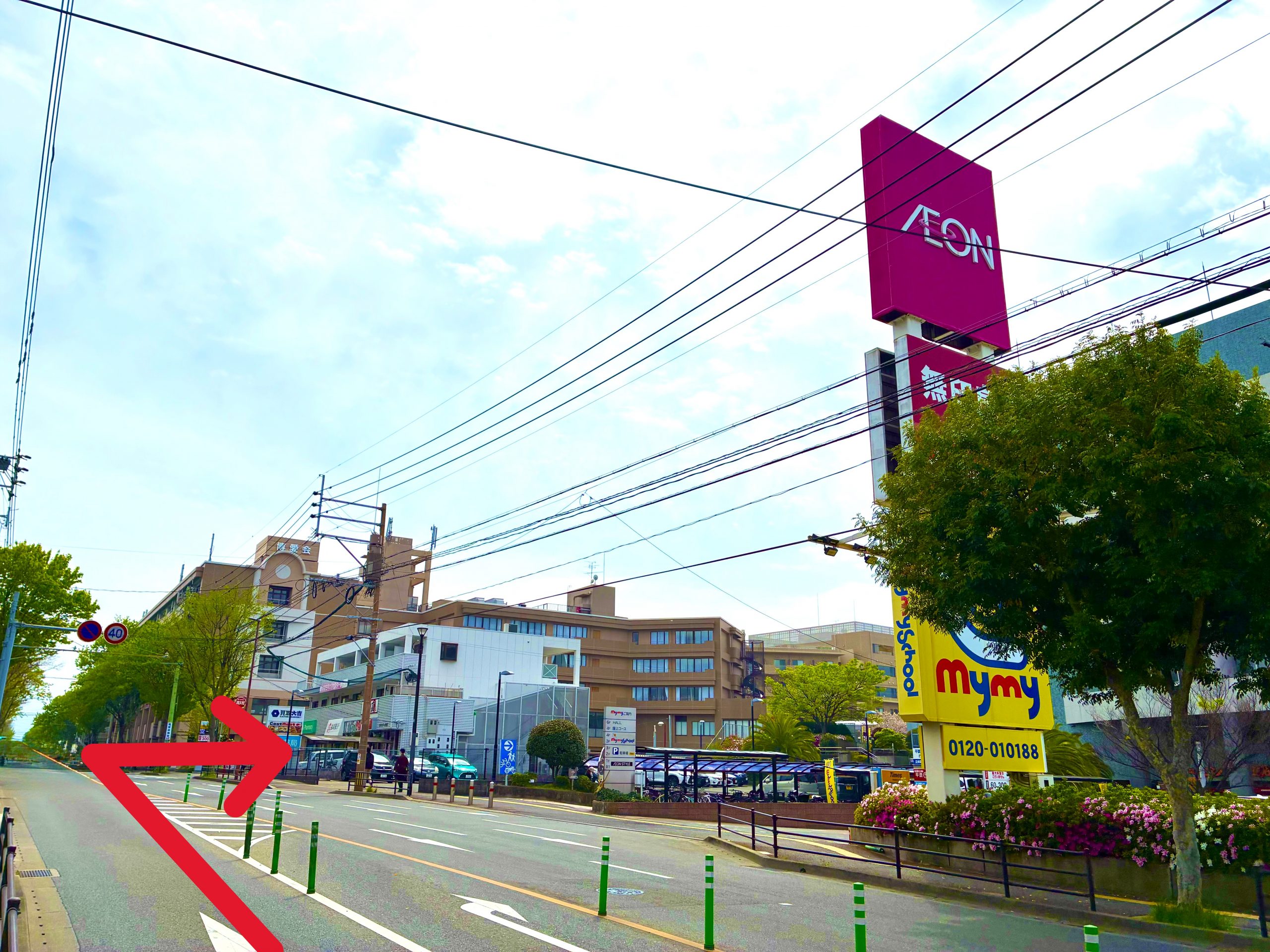 イオンスタイル笹丘様を過ぎて、すぐ右手に当店がございます。店舗前の駐車場へは右折でご入場いただけます