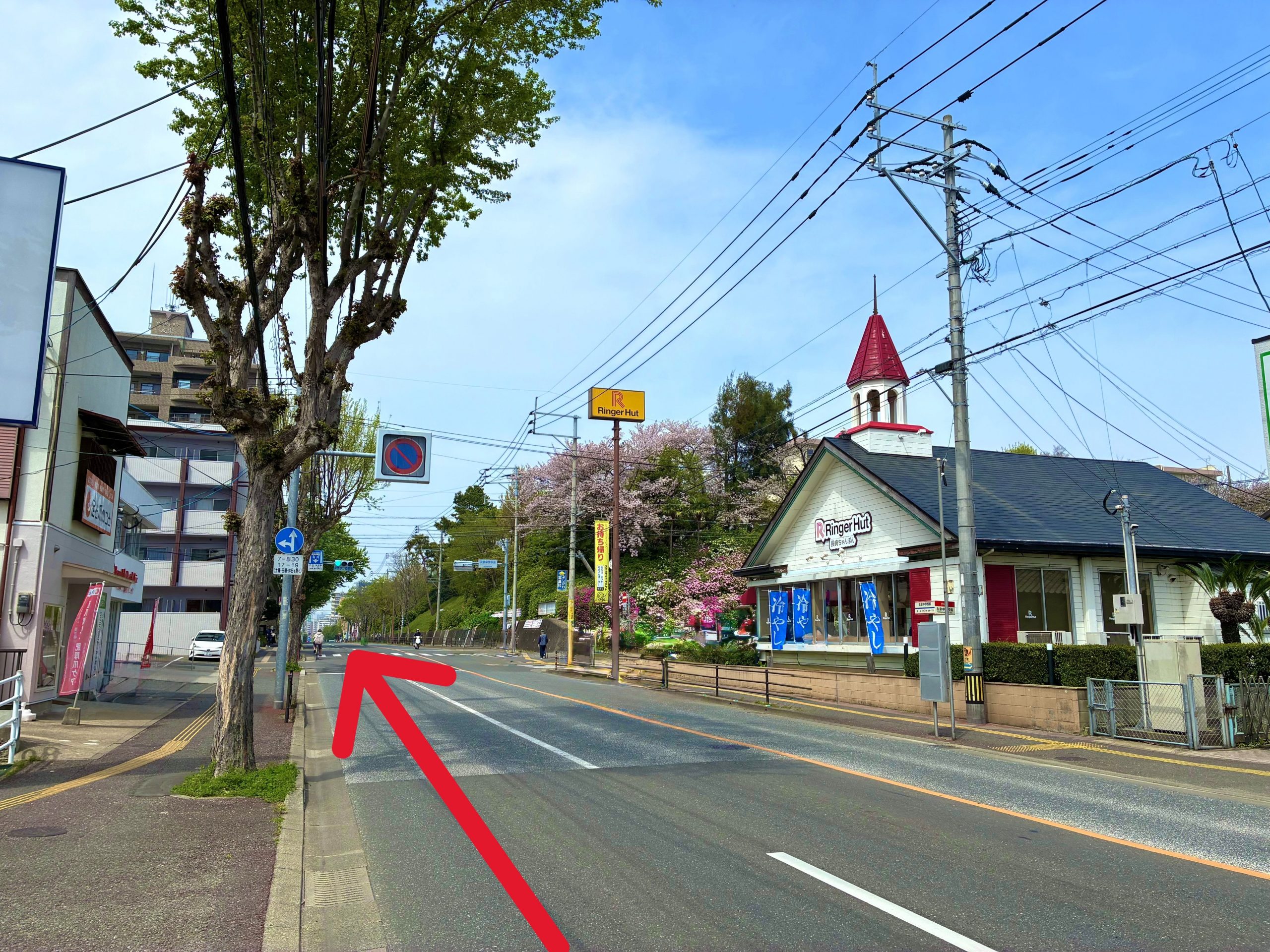 【油山方面よりお越しのお客様】<br>友泉中学校前交差点より約170ｍ直進します