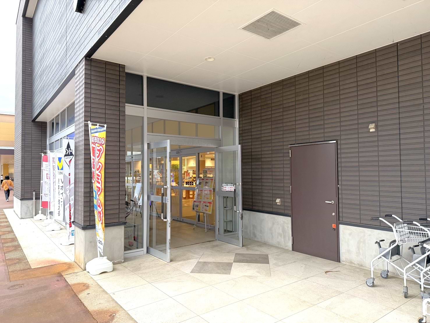 こちらが蔦屋書店入口でございます。風除室へとつながります