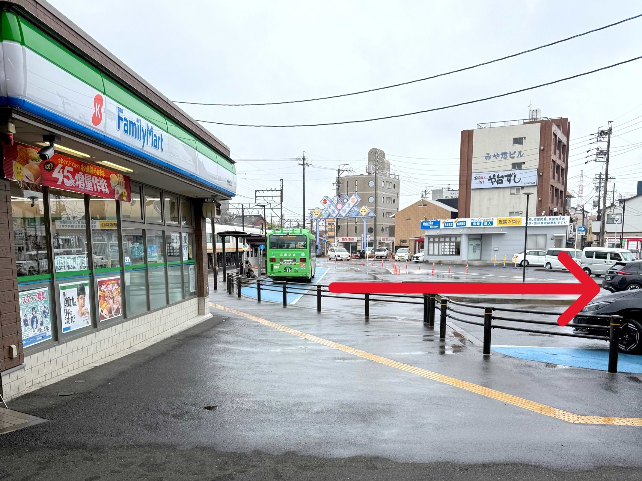 ホームを出て、ファミリーマート 近鉄蟹江駅店を左手に、右に進みます