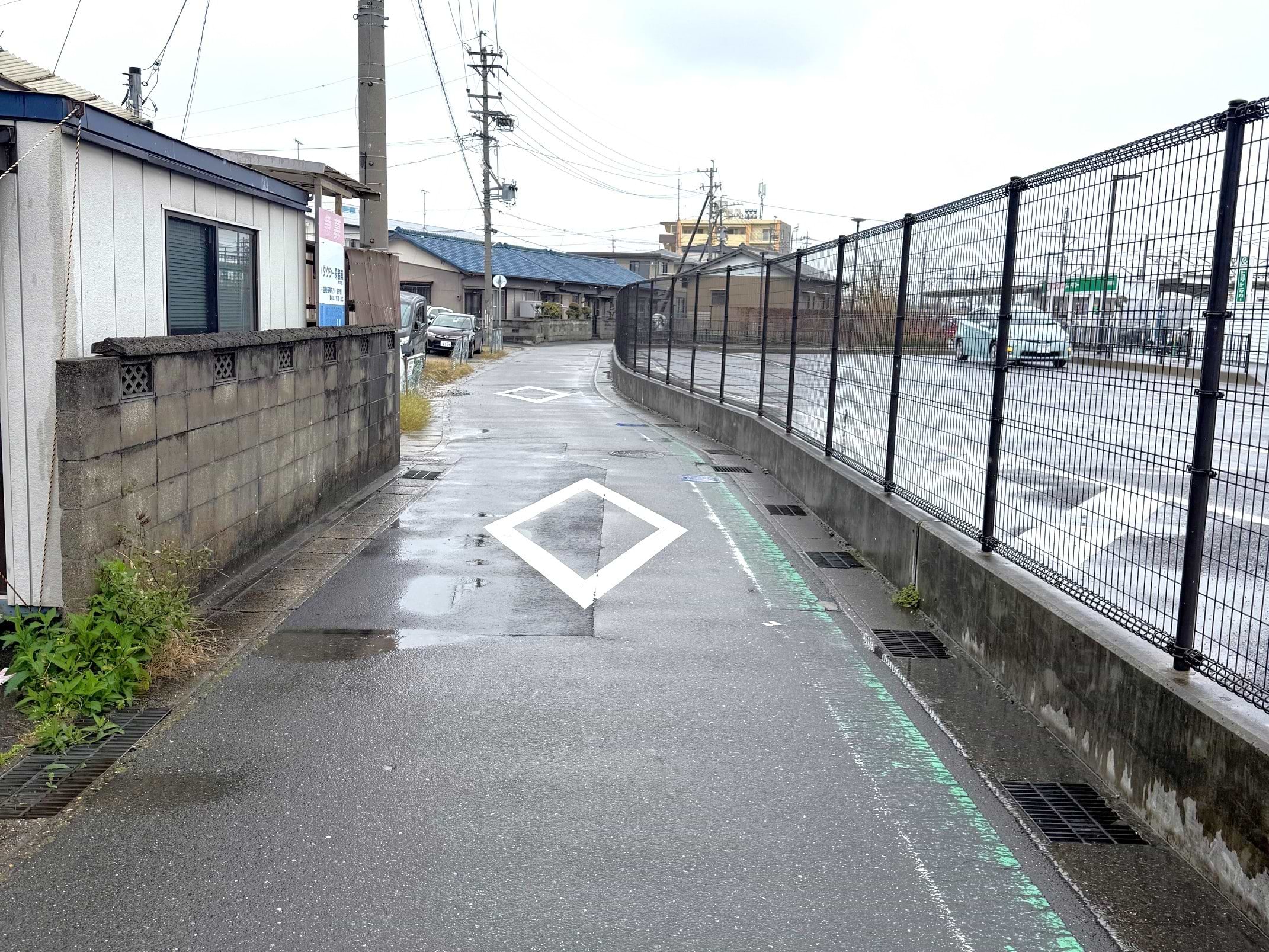 三菱UFJ銀行 蟹江支店を左手に右折し、200ｍほど直進します