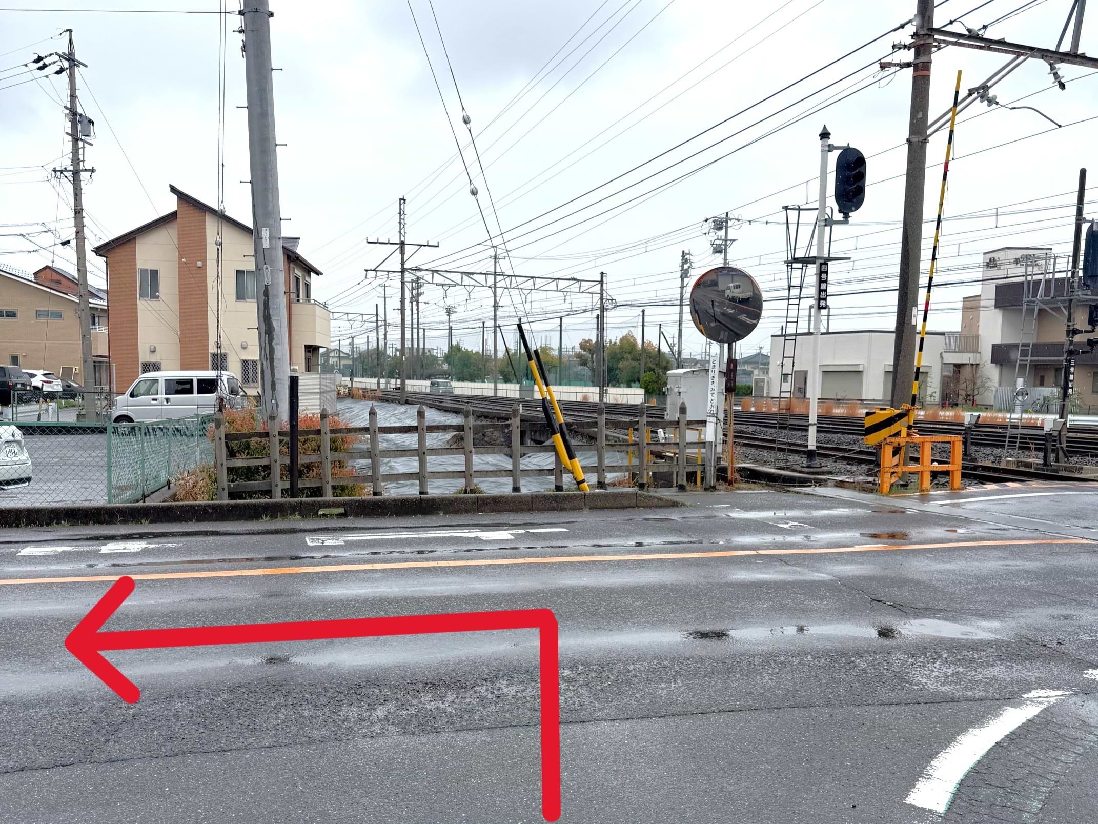 踏切を右手に突き当りのT字路を左折し、700ｍほど直進します