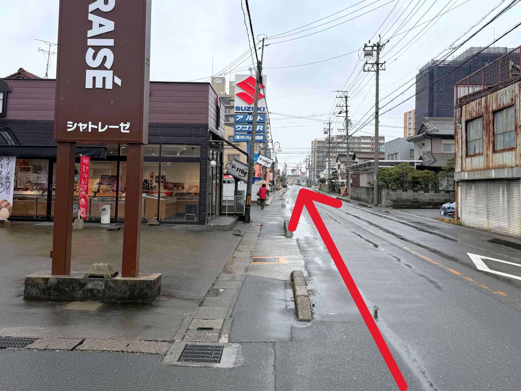 ファミリーマート 蟹江本町店、シャトレーゼ 蟹江店を左手に通過します