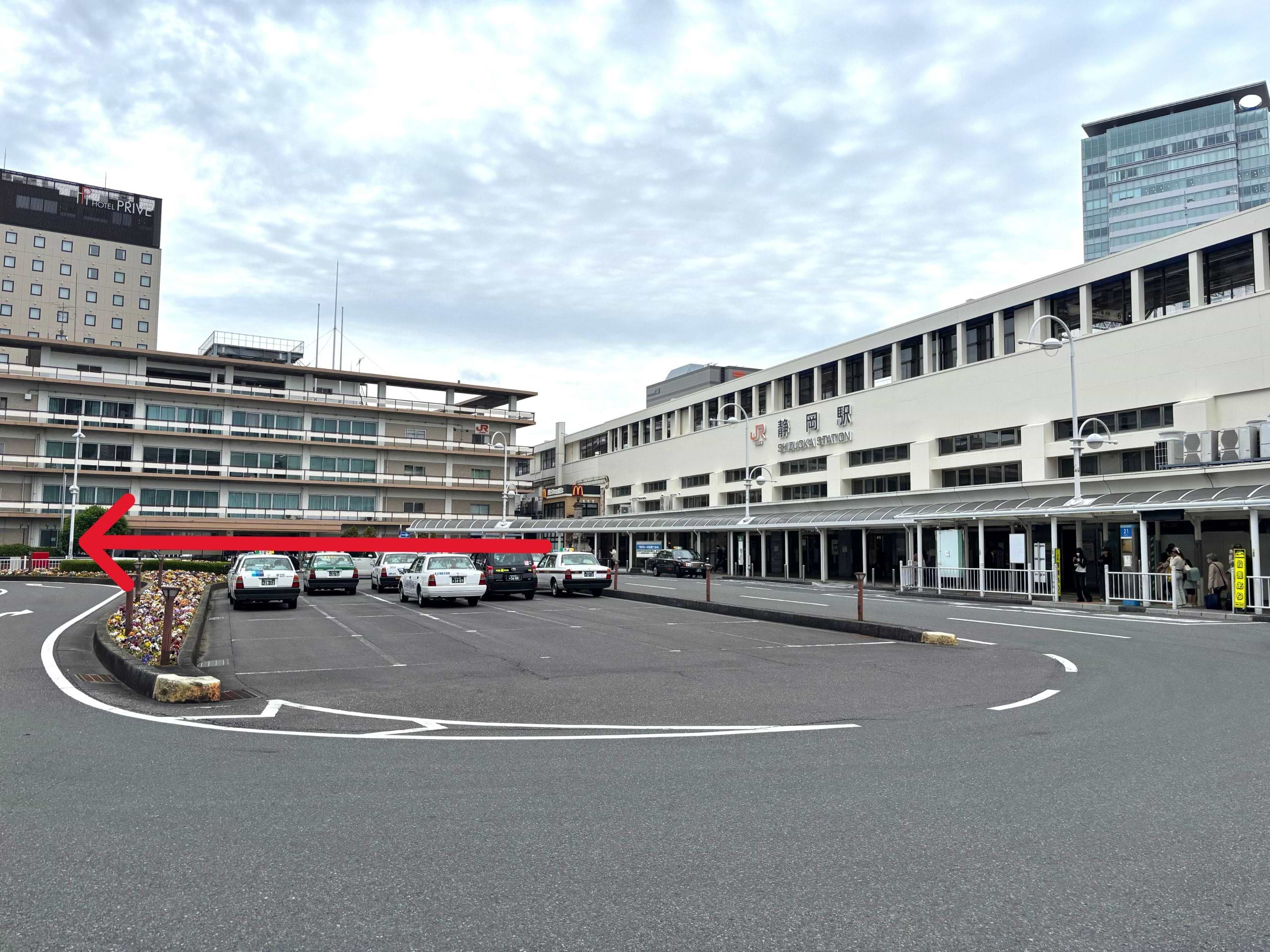 JR静岡駅南口を出て、目の前の大通り（石田街道）を南へ進みます