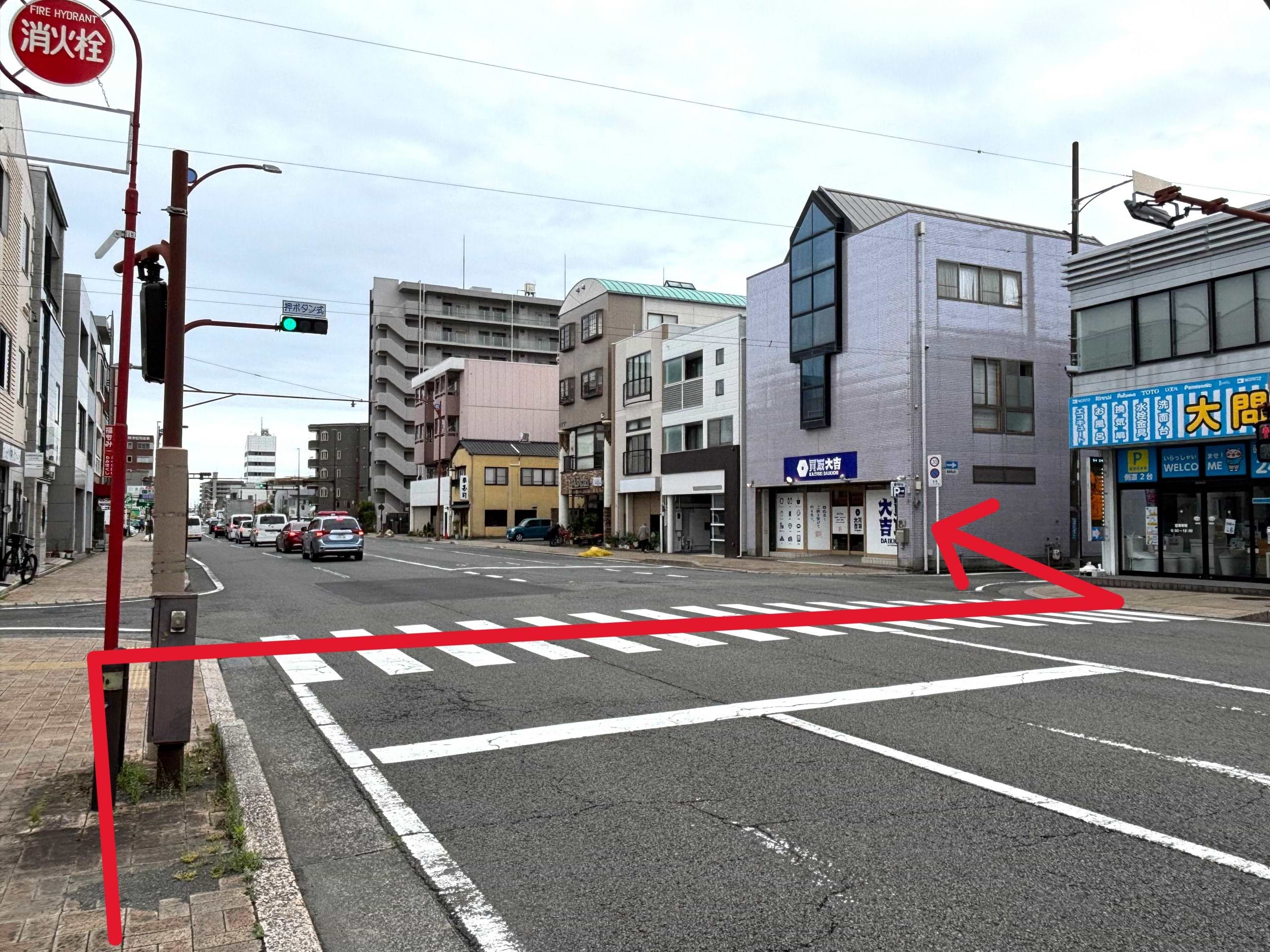 右手に当店がございます