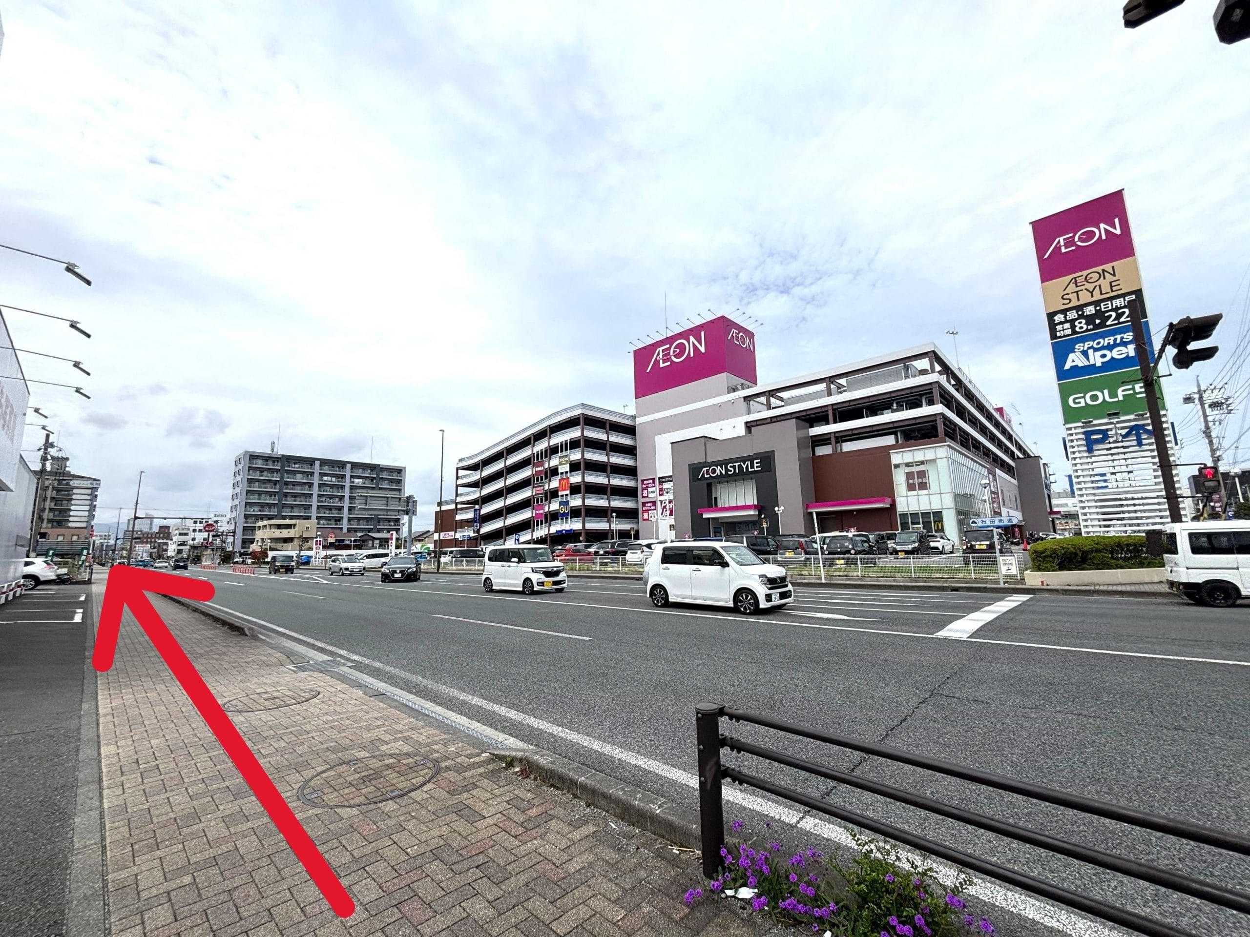 イオンスタイル静岡様を右手に、石田街道を北方面（静岡駅方面）に進みます