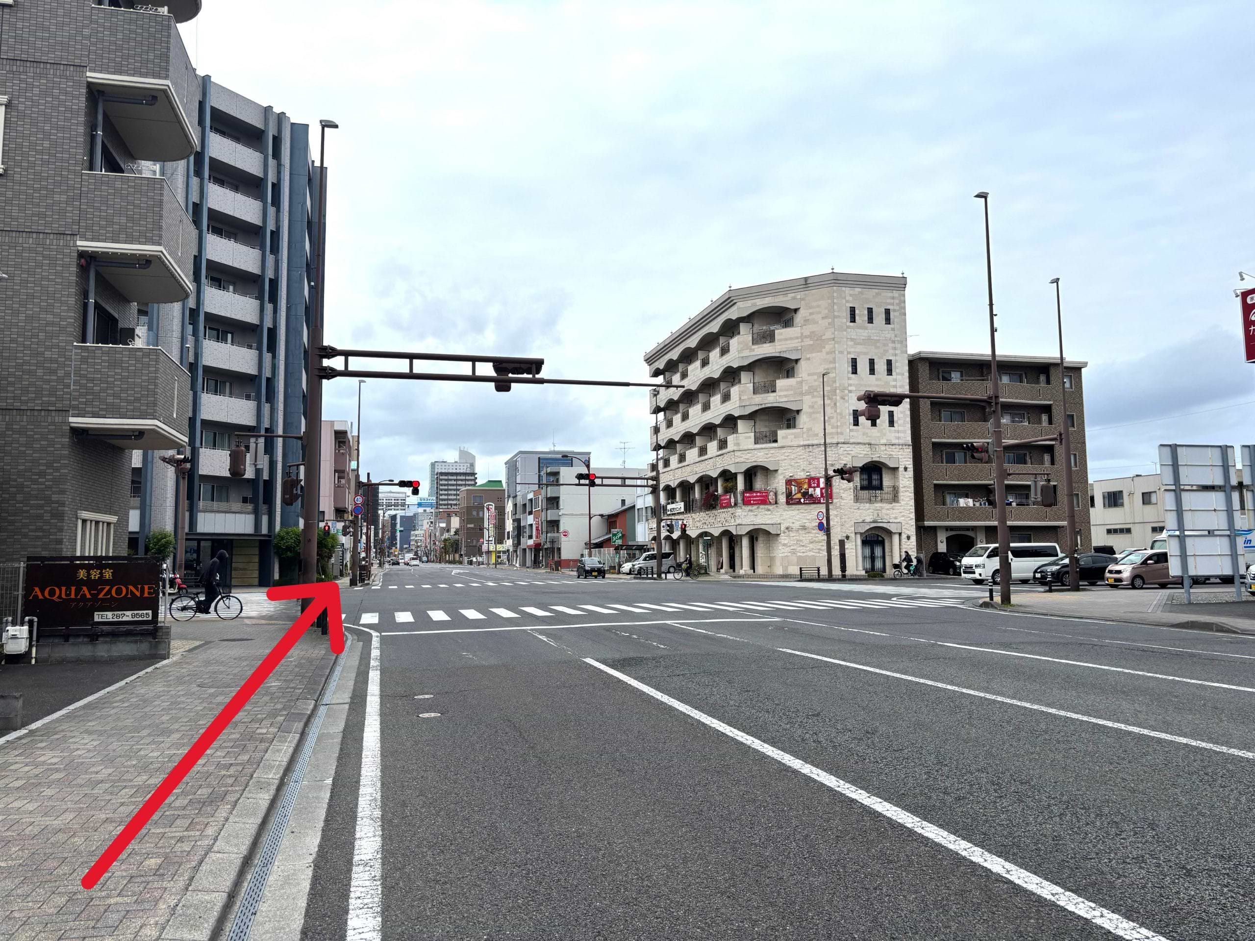 しずおか焼津信用金庫様、シャトレーゼ 石田街道店様を過ぎた先の大きい交差点をさらに直進します