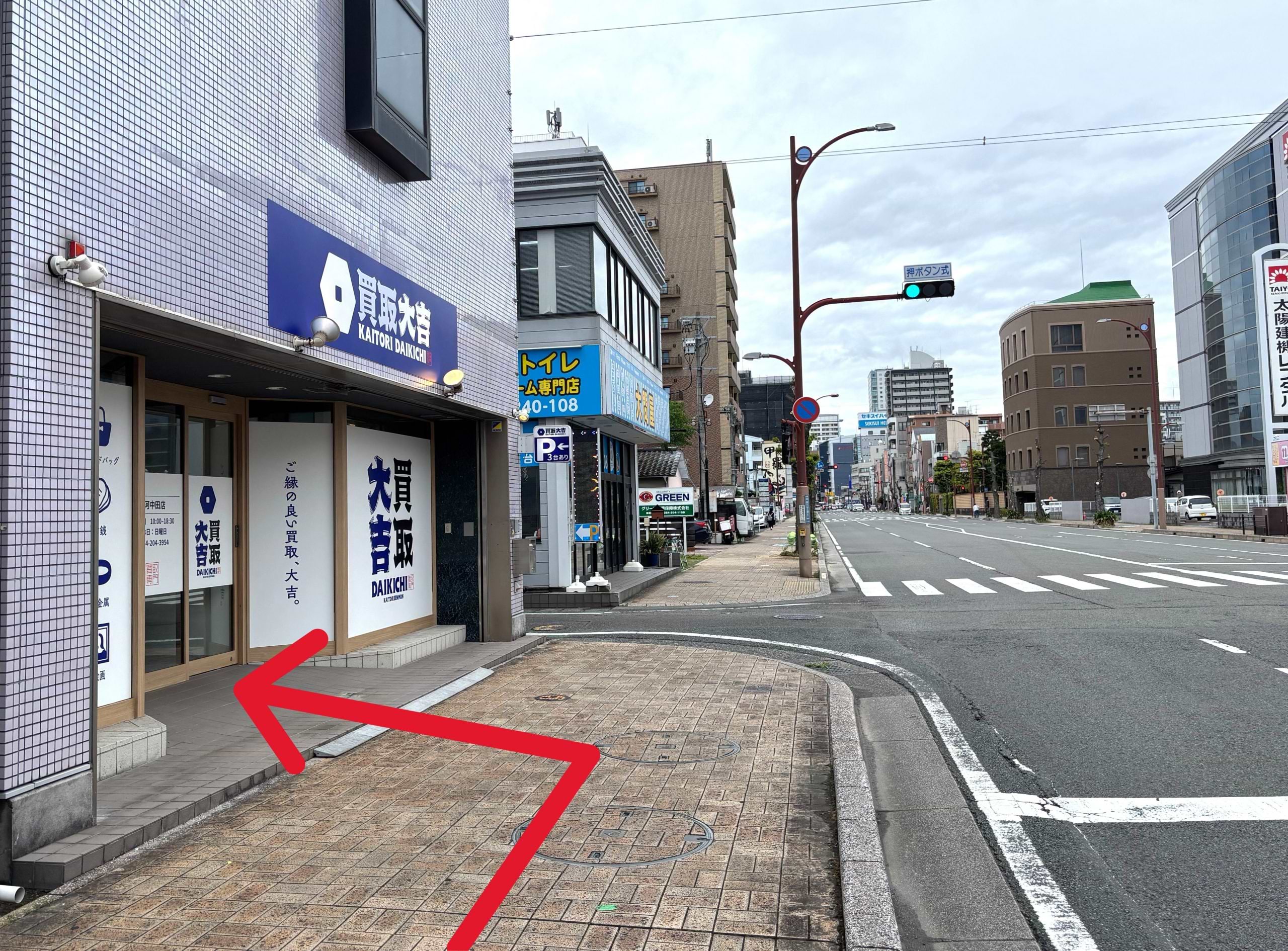 左手に当店がございます