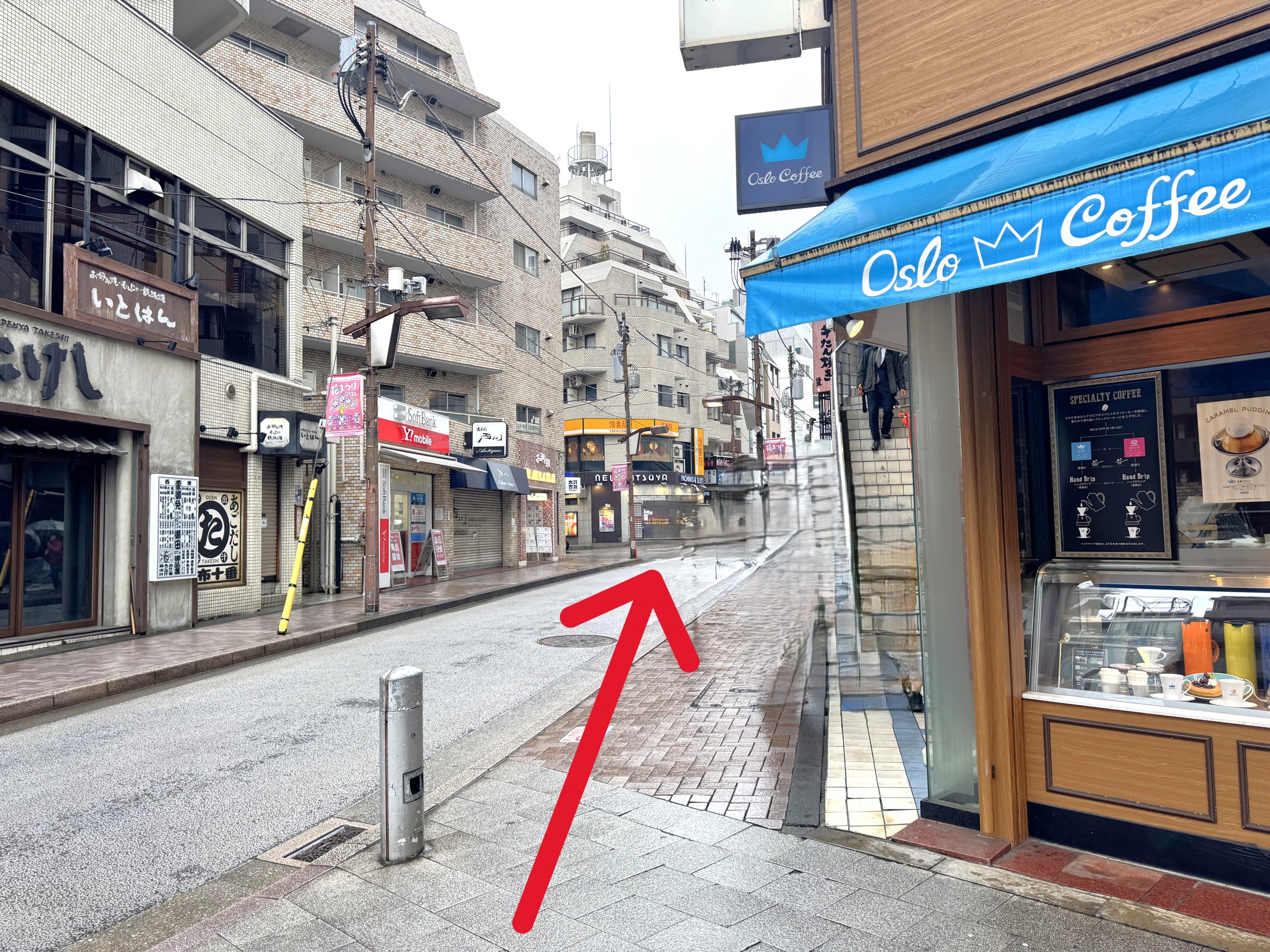 オスロコーヒー 麻布十番店を右手に、パティオ通りを直進します