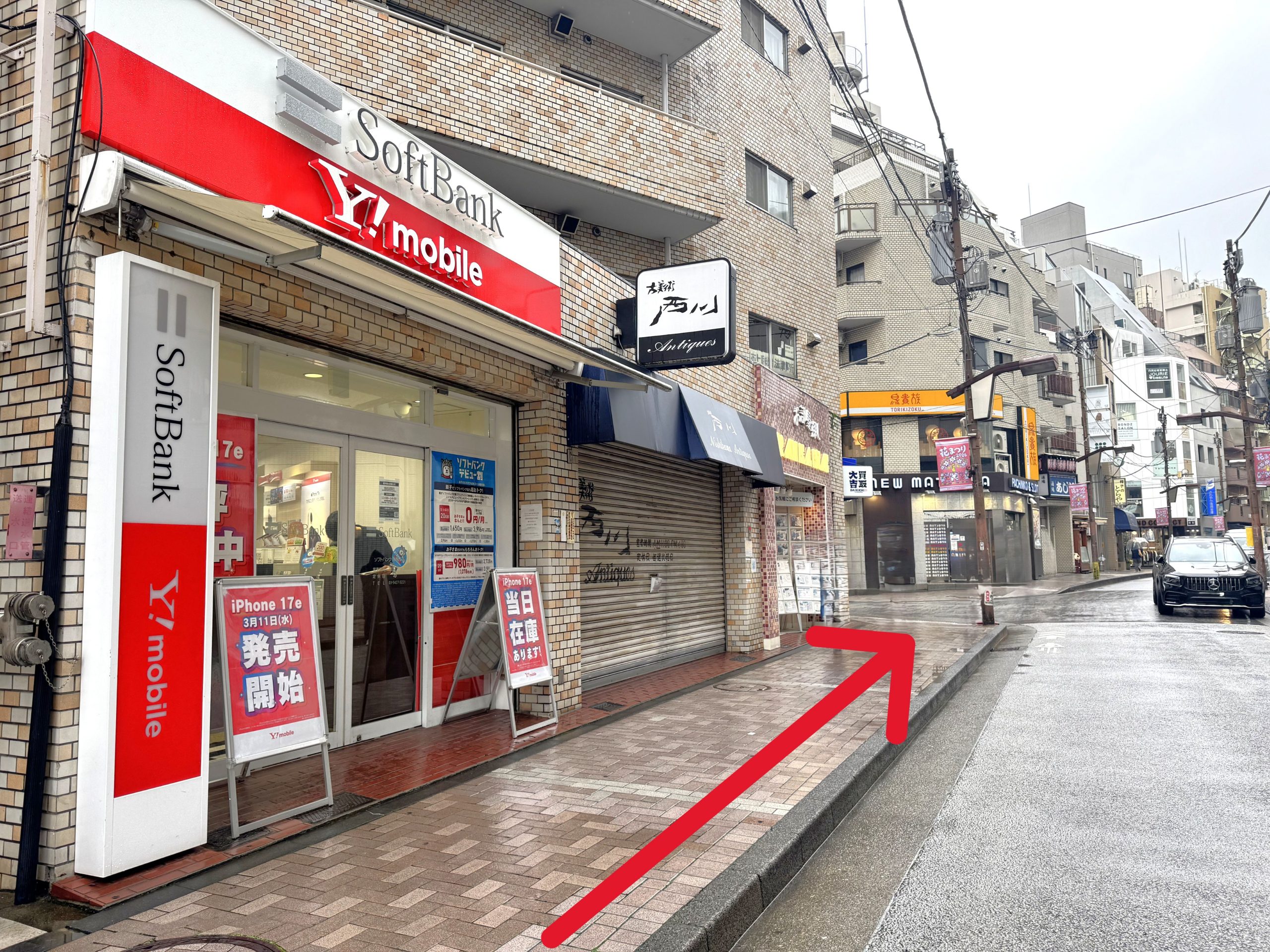 ソフトバンク麻布十番店を通過していただくと、曲がり角に当店がございます