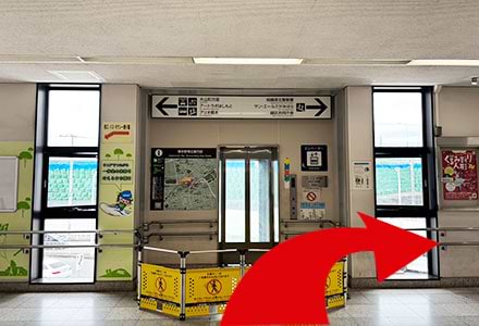 突き当たりのエレベーター前を右へ曲がります。