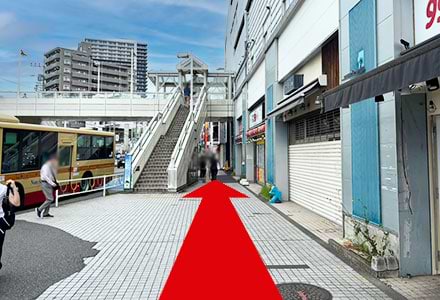 階段を降りた後、そのまま道なりに直進します。