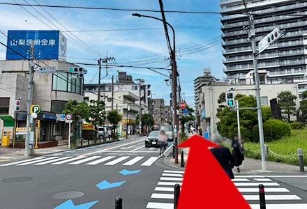 「橋本二丁目」交差点を直進します。