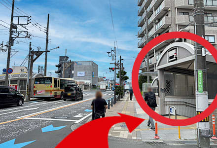 次の信号手前にある、右側の横断地下道へ入ります。