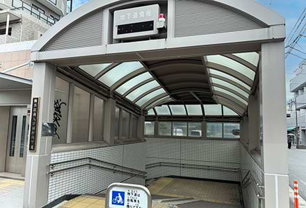 階段を降ります。（エレベーターもございます）
