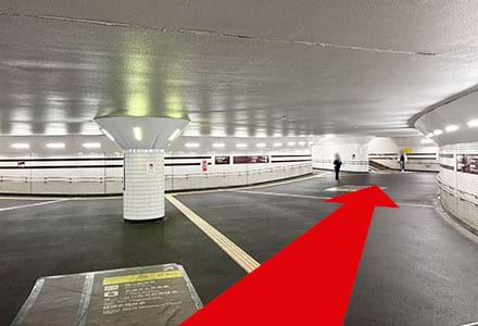 斜め右方向の「西-2出口」へ進みます。
