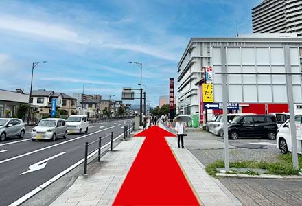 地上に出たら右へ進み、そのまま直進します。