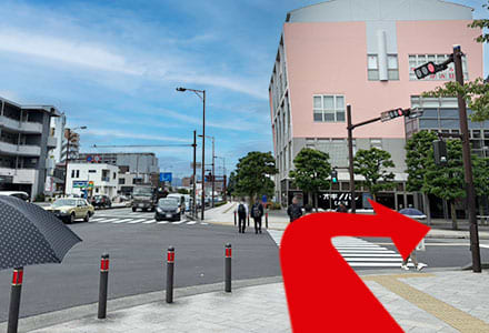 「サン・エールさがみはら」交差点の信号を渡って右へ曲がります。オギノパンが目印です。