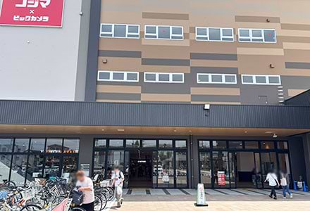 右側の1階正面入り口から施設内に入ります。