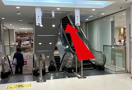 館内に入ったら、正面のエスカレーターで4Fへ上がります。