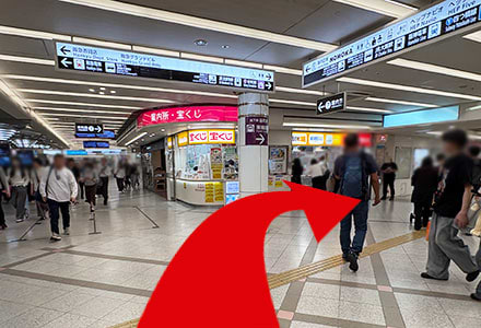 右手に宝くじ売り場が見えてきますので、右折します。