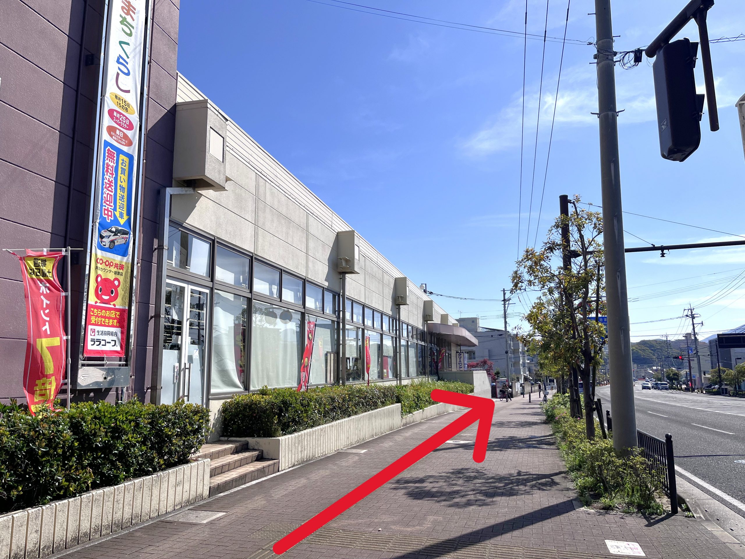 建物に沿ってさらに直進しますと、十八親和銀行ATMとなりに当店がございます