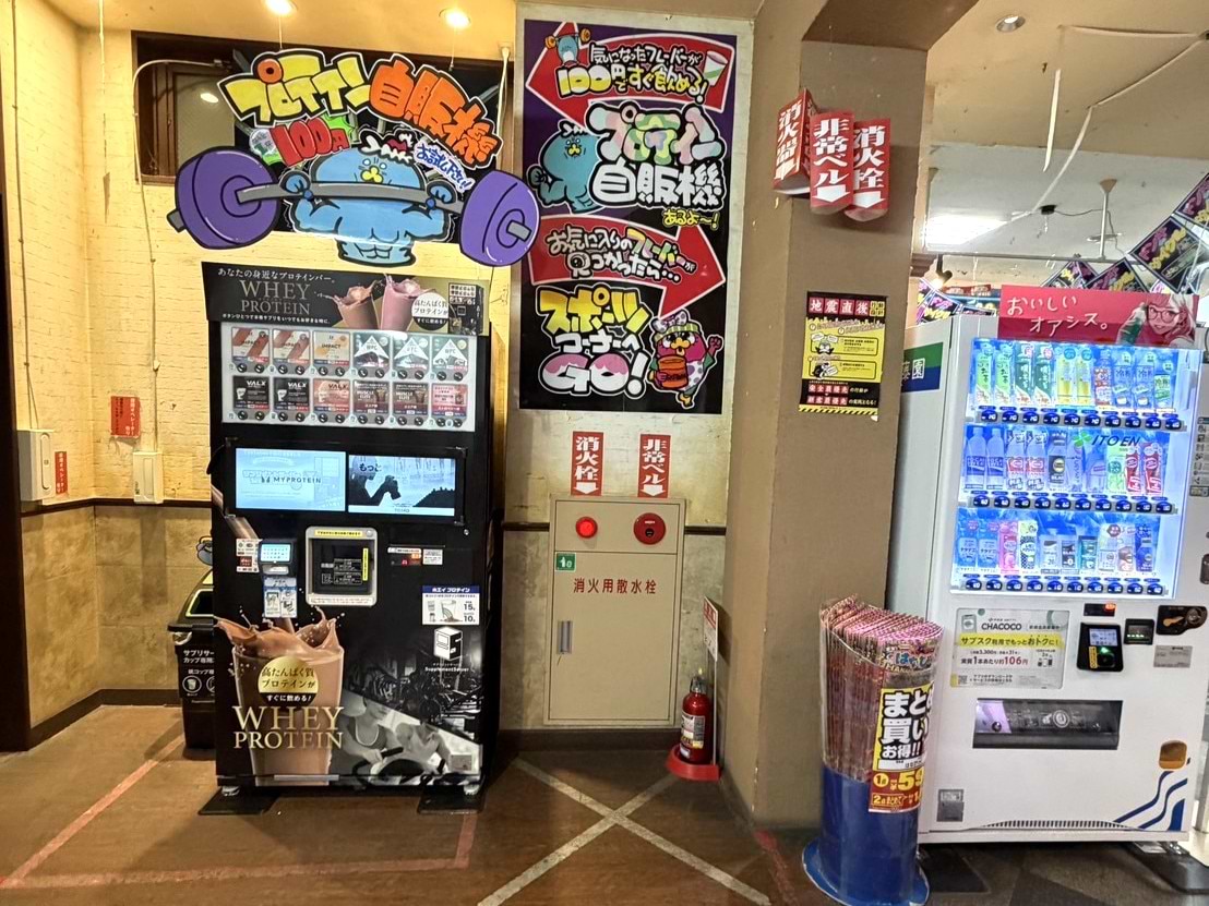 右に曲がり直進すると、突き当り左手に当店がございます