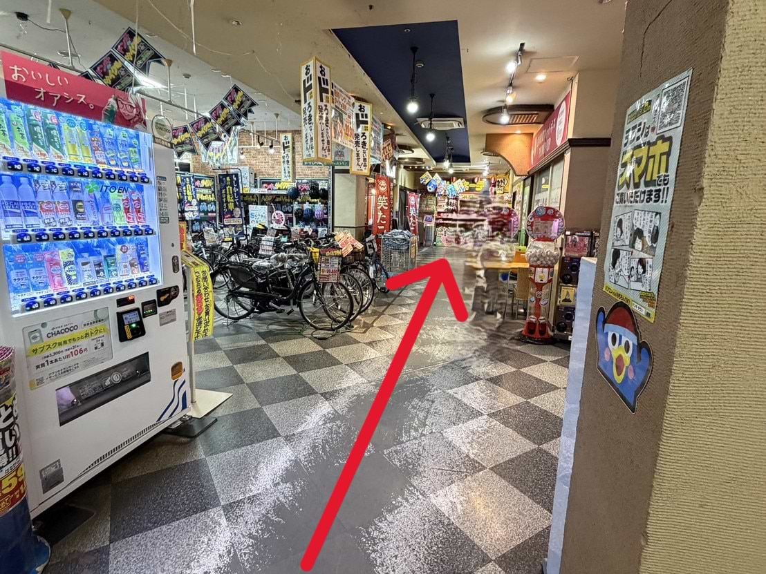 【平面駐車場をご利用の場合】<br>自転車売り場を直進すると、突き当たり左手に当店がございます