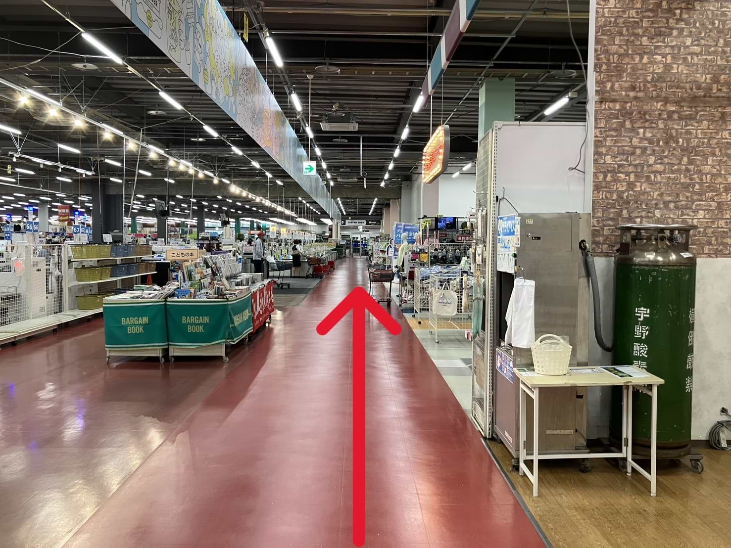 レジを左手に見ながら直進しますと、右手に当店がございます