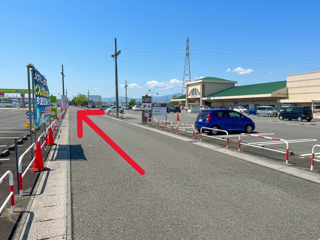 中央出入口（西側・ホームセンター側）に向かって直進し、駐車場へ入ります
